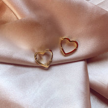 Load image into Gallery viewer, Amor Heart Hoops Gold
